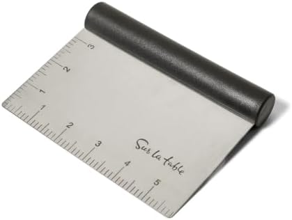Sur la table Black Handle Bench Scraper, Stainless and Black by Unknown